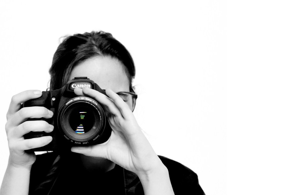 Mujer con cámara de fotos en blanco y negro