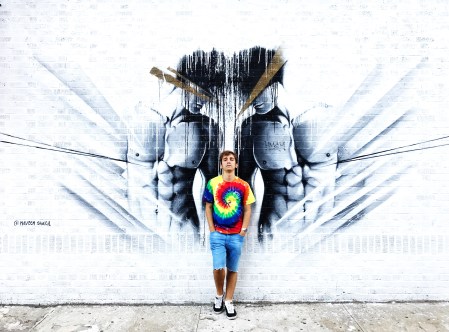 Grafiti en blanco y negro en Brooklyn, Nueva York